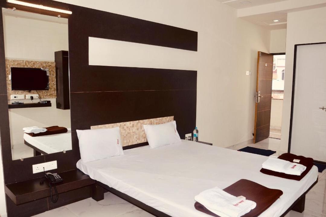 Hotel Mangalam Kurandvad Extérieur photo
