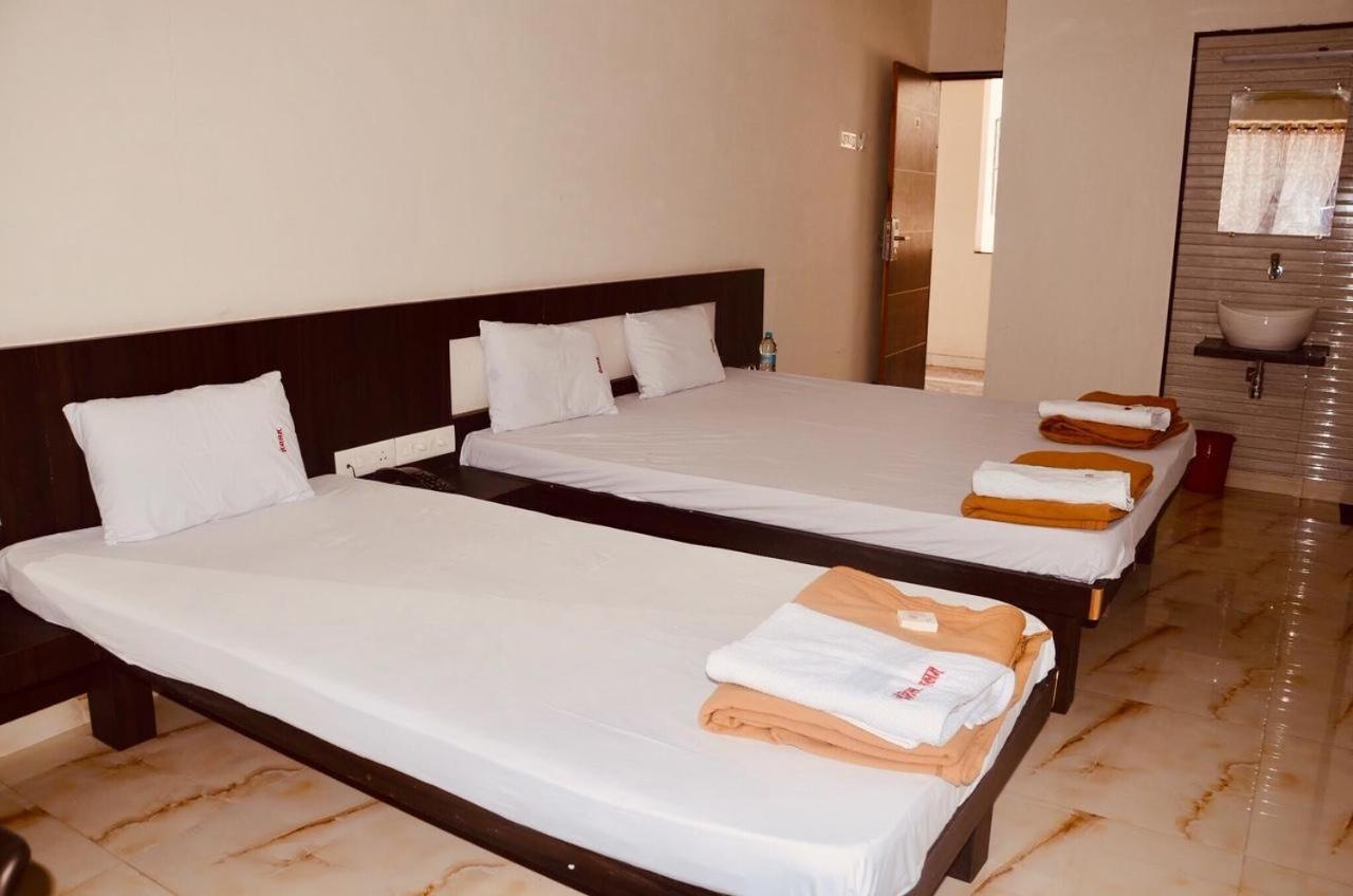 Hotel Mangalam Kurandvad Extérieur photo