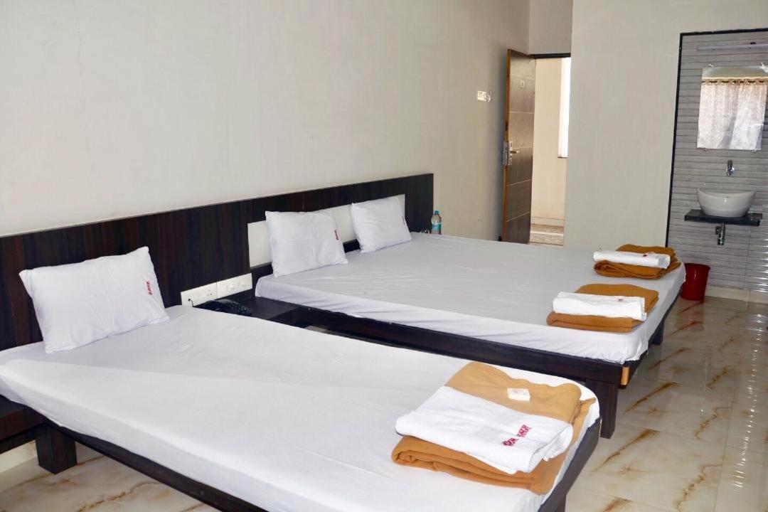 Hotel Mangalam Kurandvad Extérieur photo