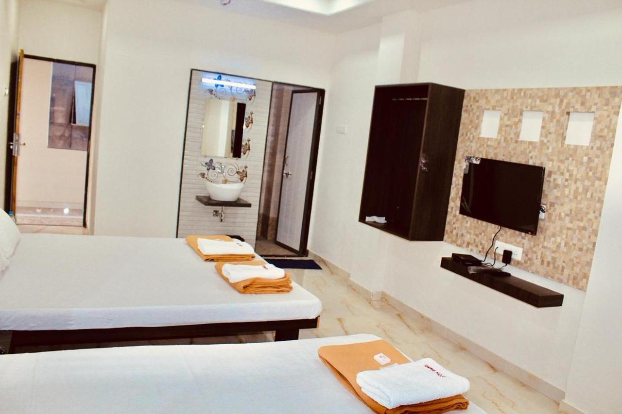Hotel Mangalam Kurandvad Extérieur photo