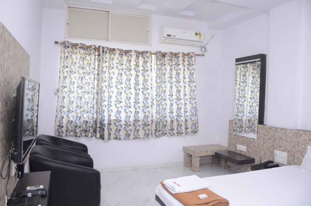 Hotel Mangalam Kurandvad Extérieur photo