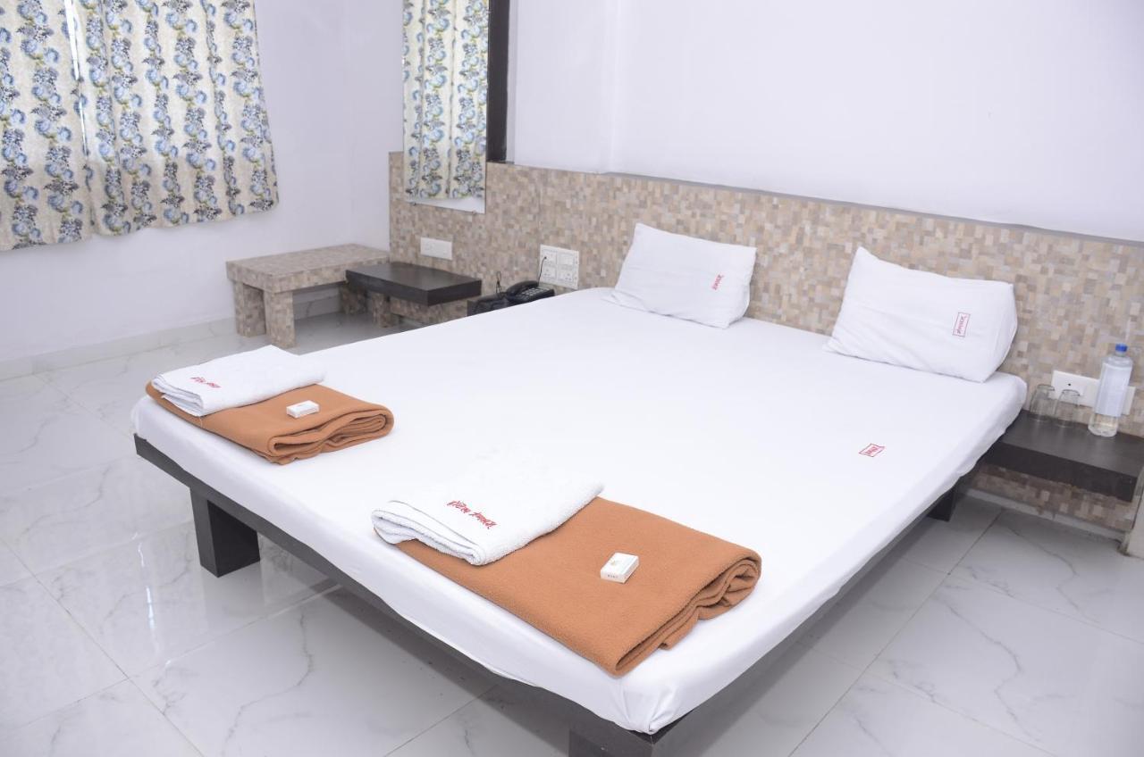Hotel Mangalam Kurandvad Extérieur photo