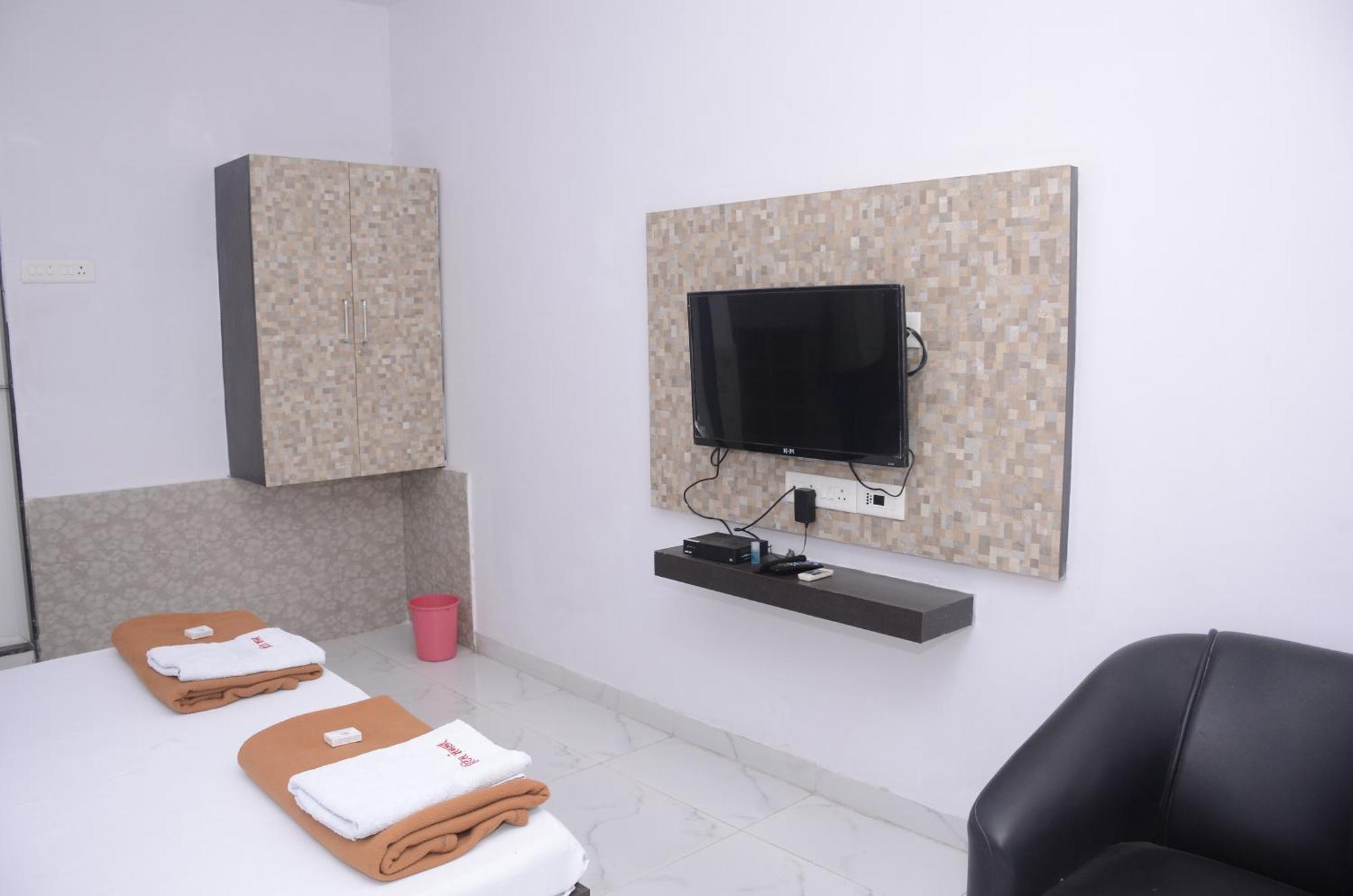 Hotel Mangalam Kurandvad Extérieur photo