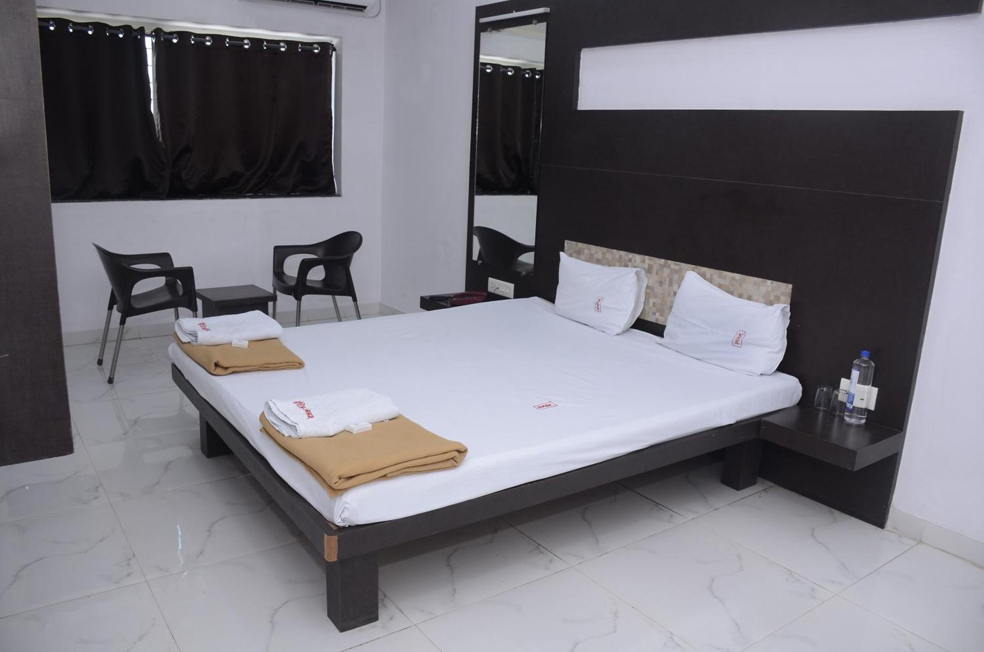 Hotel Mangalam Kurandvad Extérieur photo