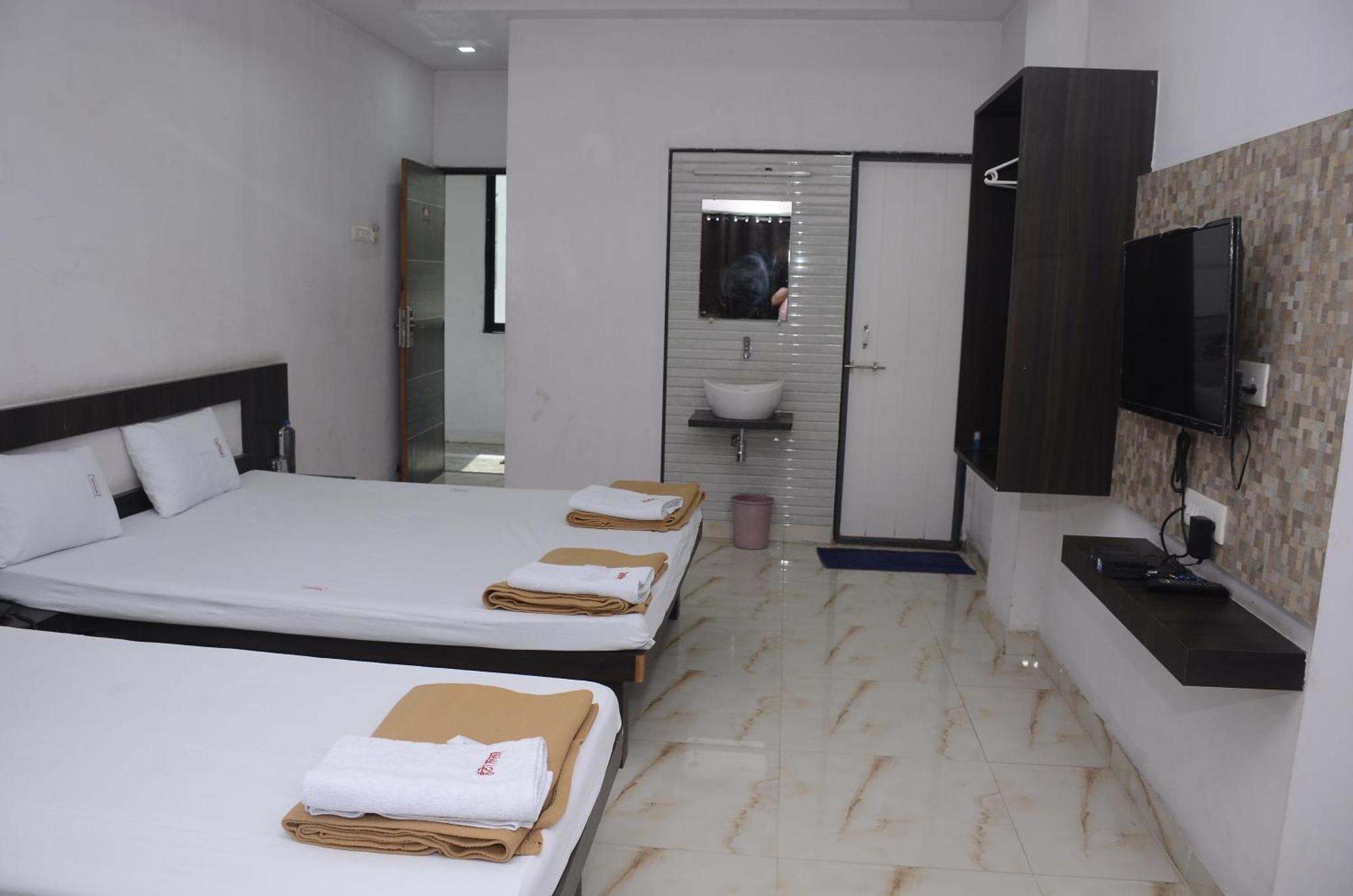 Hotel Mangalam Kurandvad Extérieur photo